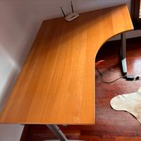 Scrivania angolare in legno con cassettiera