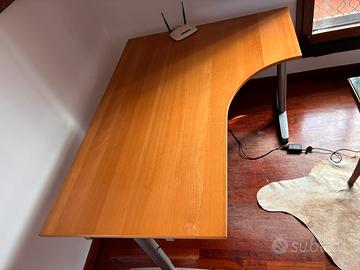 Scrivania angolare in legno con cassettiera