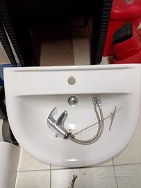 Lavandino in ceramica con miscelatore.
