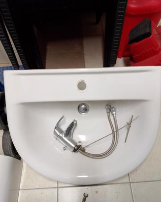 Lavandino in ceramica con miscelatore.