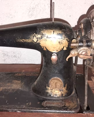 macchina da cucire d'epoca Singer a pedale del 191