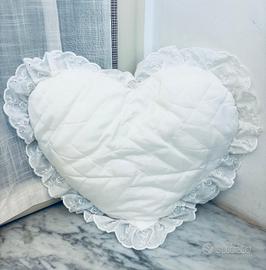 cuscino arredo forma di cuore bianco perlato