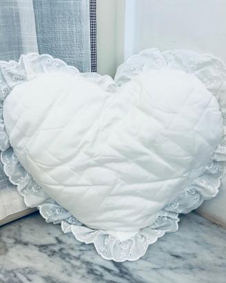 cuscino arredo forma di cuore bianco perlato