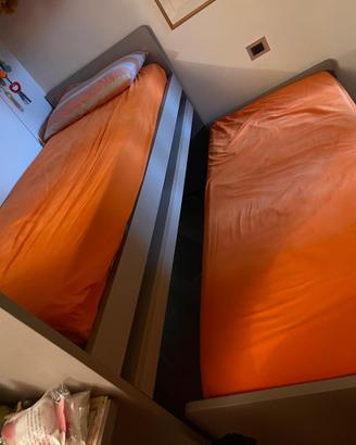 Letto a castello con scrivania estraibile