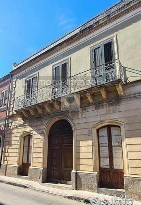 Palazzo storico con cortile Fiumefreddo di Sicilia