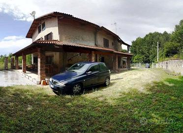 Cascina con 7 ettari di terreno