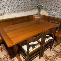 Tavolo con panche e sedie