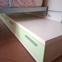 Letti per cameretta con boiserie e cassettiera 