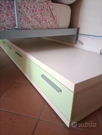 Letti per cameretta con boiserie e cassettiera 