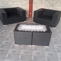 2 divani più 2 tavolini da giardino uguali 