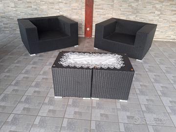 2 divani più 2 tavolini da giardino uguali 