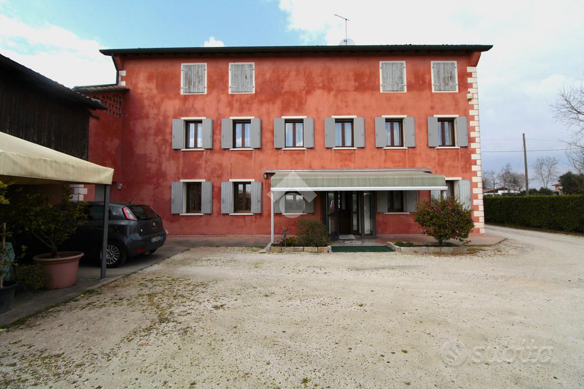 VILLA SINGOLA A CAERANO DI SAN MARCO - Vista 2