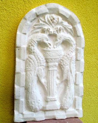 BASSORILIEVO A FORMA RETTANGOLARE ED ARCO cm 46