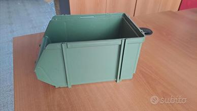 contenitore di color verde plastica dura