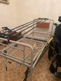 Letto da degenza e sedia a rotelle