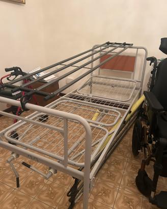 Letto da degenza e sedia a rotelle