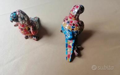 Coppia pappagalli in mosaico stile Gaudí 