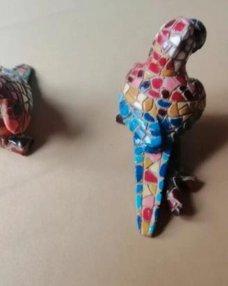 Coppia pappagalli in mosaico stile Gaudí 