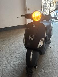 Vespa 50 con 2 caschi