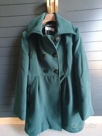 Cappotto verde lunghezza sopra al ginocchio