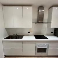 Cucina con isola usata con piano induzione