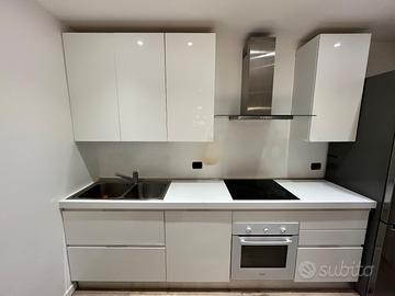 Cucina con isola usata con elettrodomestici