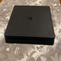 PS4 slim + 2 giochi + 2 controller