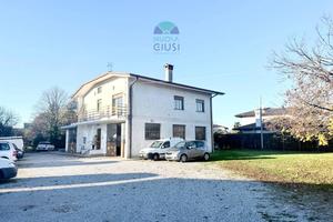 Graziosa casa singola con officina a reddito garan