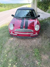 Mini Cooper 1600 benzina per ricambi o ripristino