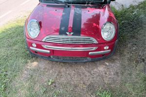 Mini Cooper 1600 benzina per ricambi o ripristino