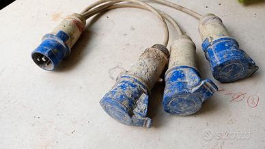 Adattatore per spine blu, da 1 maschio a 3 femmine
