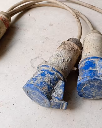 Adattatore per spine blu, da 1 maschio a 3 femmine