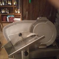 Affettatrice professionale usata, con mobile