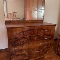 Comò in legno con specchiera e comodini coordinati