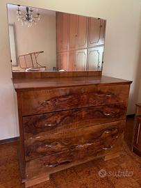 Comò in legno con specchiera e comodini coordinati