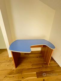 Scrivania sagomata 140x84 cm blu e legno