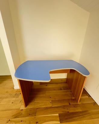 Scrivania sagomata 140x84 cm blu e legno