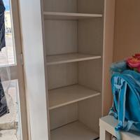 Mobile Ikea bianco con scaffalature e anta