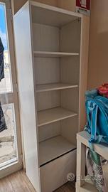 Mobile Ikea bianco con scaffalature e anta