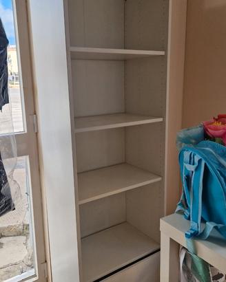 Mobile Ikea bianco con scaffalature e anta