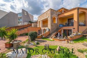 Cannigione | Villetta caposchiera su due livelli c