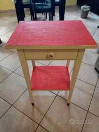 Comodino con cassetto