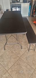  tavolo con  2 panche da campeggio  