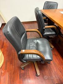 Sedia vintage in ecopelle nera e legno con ruote