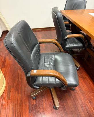 Sedia vintage in ecopelle nera e legno con ruote