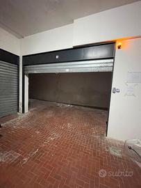 Ampio box auto/garage 40 mq - vomero, napoli