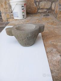 Antico mortaio in pietra
