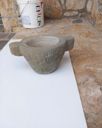 Antico mortaio in pietra