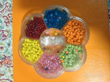 Scatola perline colorate con gancetti