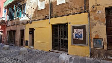 Sassari Via Rosello ampio locale fronte strada